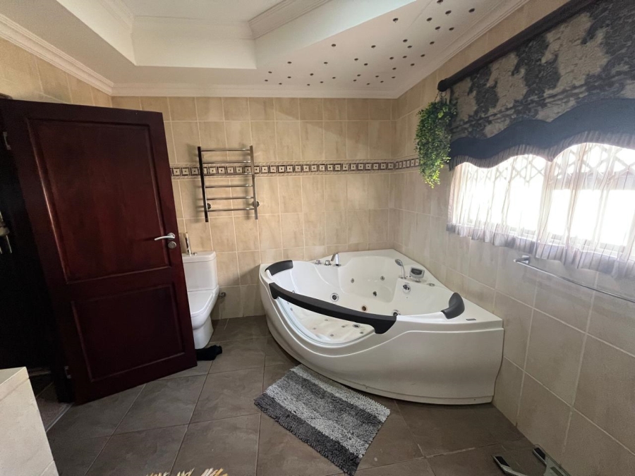 5 Bedroom Property for Sale in Christiana North West